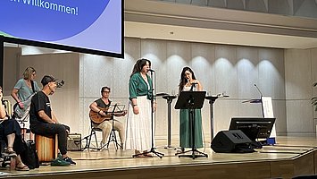 Die Campusband spielt auf der Bühne des Schillersaals.