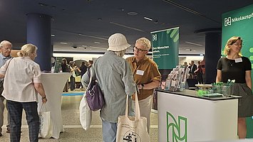 Besuchende am Stand der Nikolauspflege