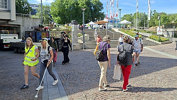 Besuchende laufen zwischen Liederhalle und Berliner Platz.