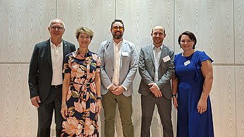 Fünf Personen stehen nebeneinander: v.l. Roland Flaig, Dr. Alexandra Sußmann, Michael Diboun, Felix Neher, Jenifer Langer