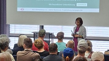 Besuchende auf Stühlen beim Vortrag in E4-Raum 20