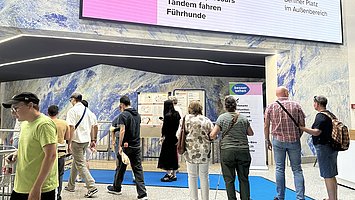 Besuchende im Eingangsbereich der Liederhalle